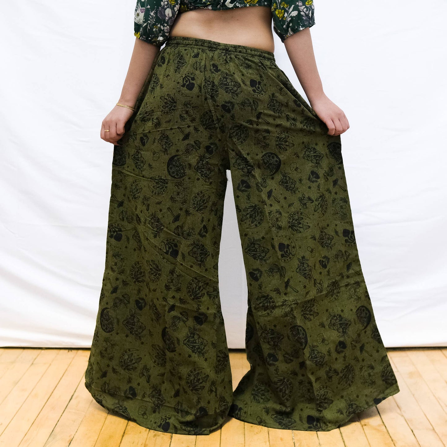 Flowy Mushroom/Celestial Wide Leg Cotton Pants with Pockets: Off-White / Plus Size