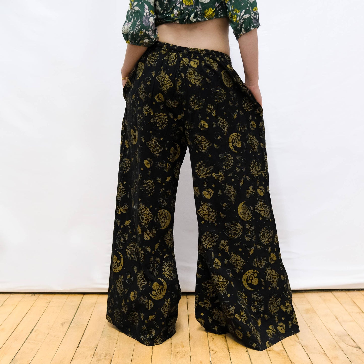 Flowy Mushroom/Celestial Wide Leg Cotton Pants with Pockets: Off-White / Plus Size