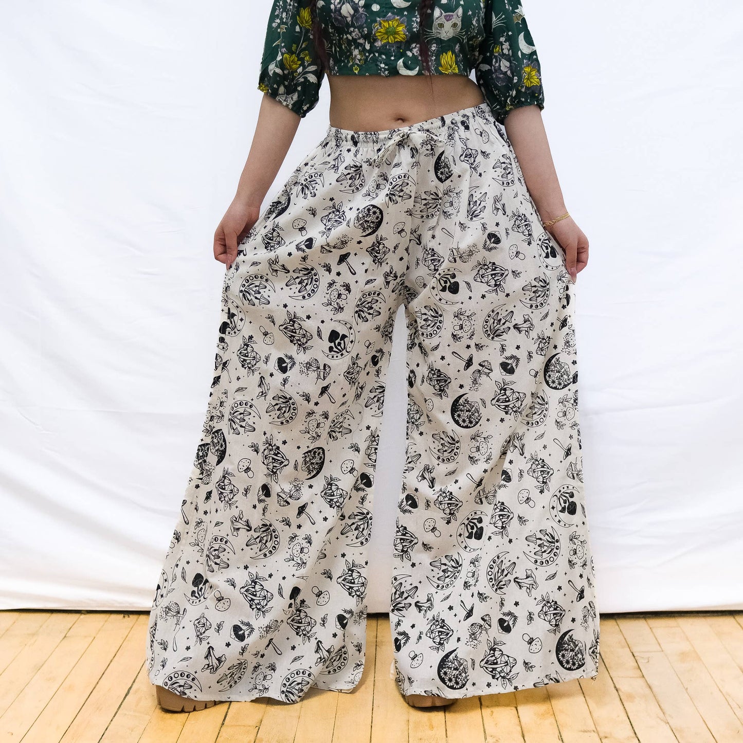Flowy Mushroom/Celestial Wide Leg Cotton Pants with Pockets: Green / Plus Size