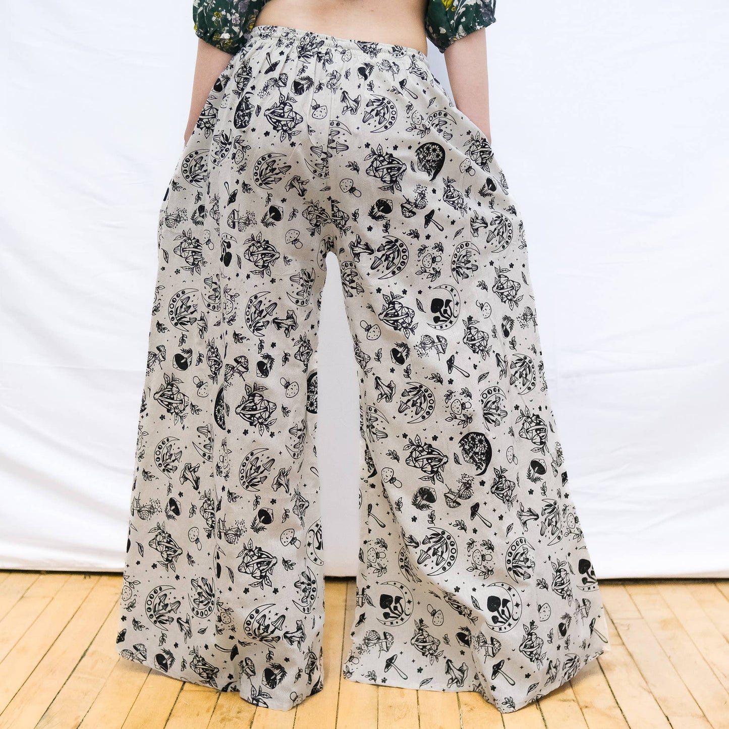 Flowy Mushroom/Celestial Wide Leg Cotton Pants with Pockets: Off-White / Plus Size