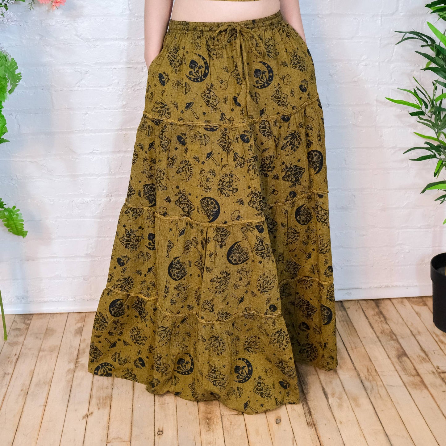 Flowy Tiered Mushroom Boho Skirt with Pockets: Black