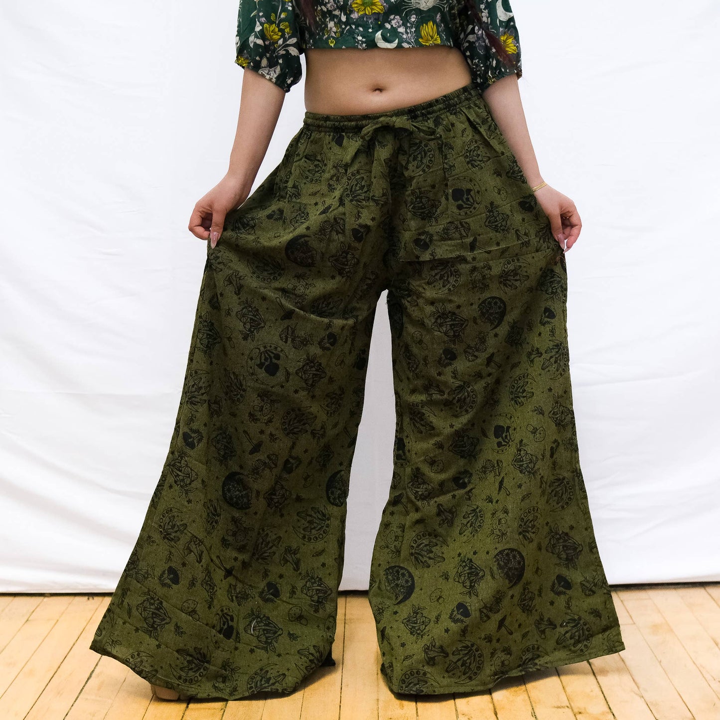 Flowy Mushroom/Celestial Wide Leg Cotton Pants with Pockets: Green / Plus Size