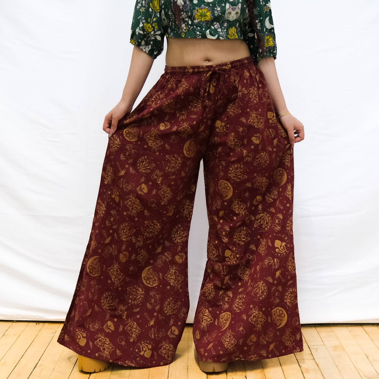 Flowy Mushroom/Celestial Wide Leg Cotton Pants with Pockets: Off-White / Plus Size
