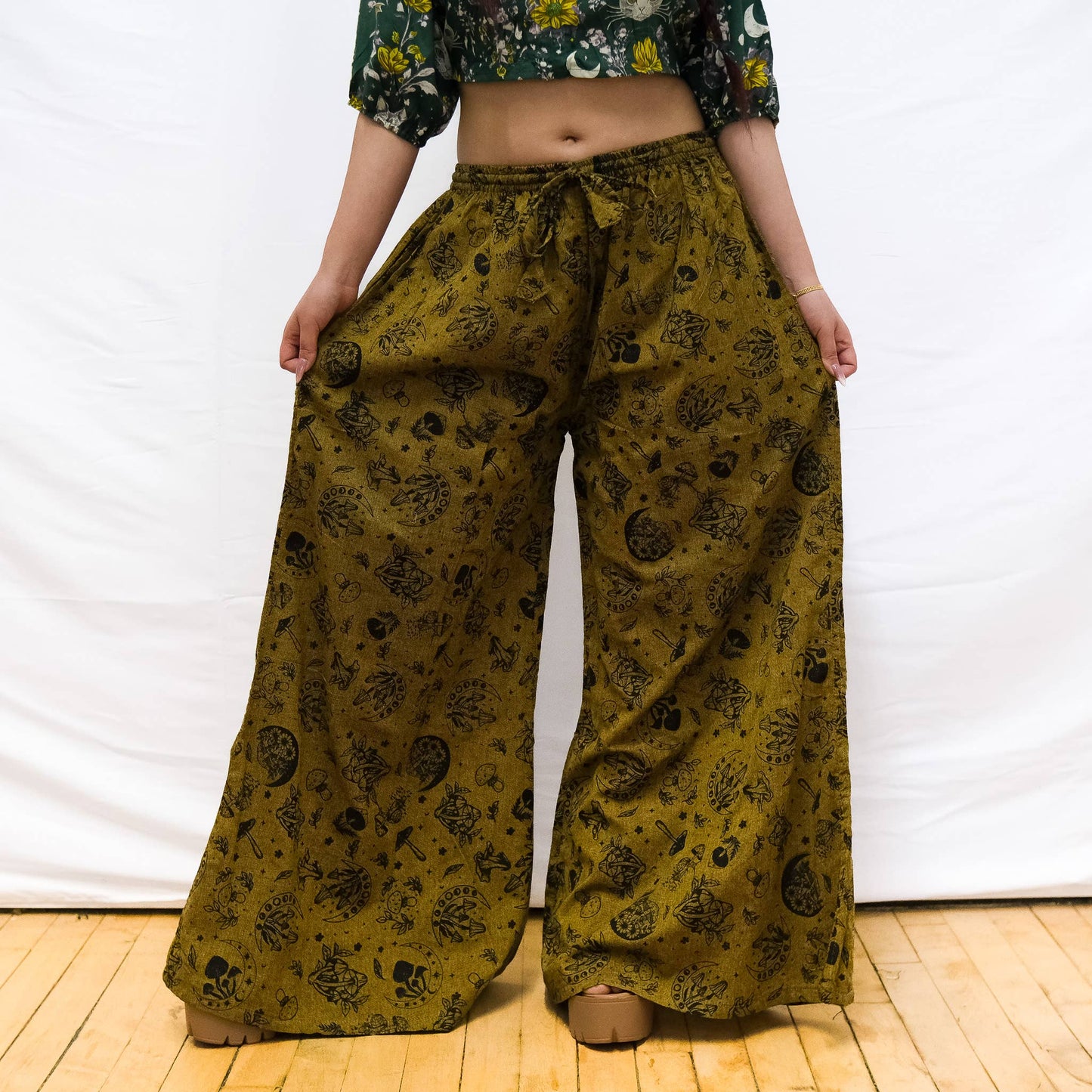 Flowy Mushroom/Celestial Wide Leg Cotton Pants with Pockets: Off-White / Plus Size