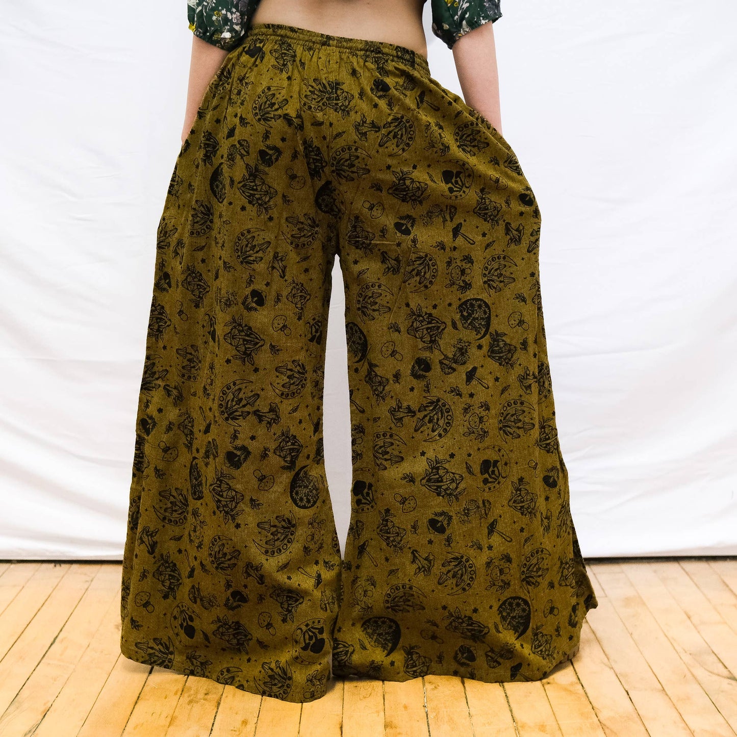 Flowy Mushroom/Celestial Wide Leg Cotton Pants with Pockets: Green / Plus Size