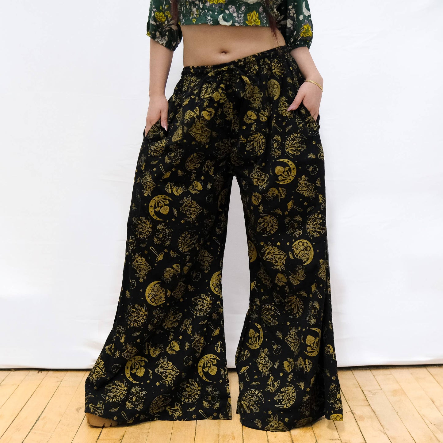 Flowy Mushroom/Celestial Wide Leg Cotton Pants with Pockets: Off-White / Plus Size
